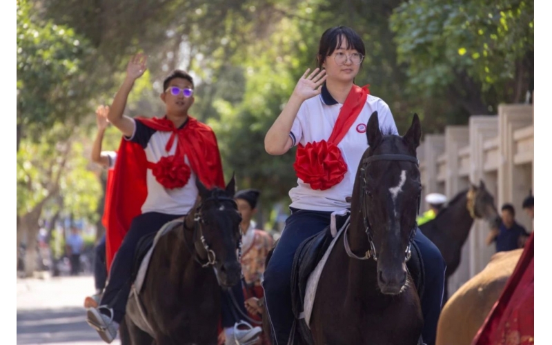 披紅掛花，打馬游街，新疆人送喜報(bào)好有儀式感